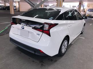 2019 Toyota Prius - Thumbnail